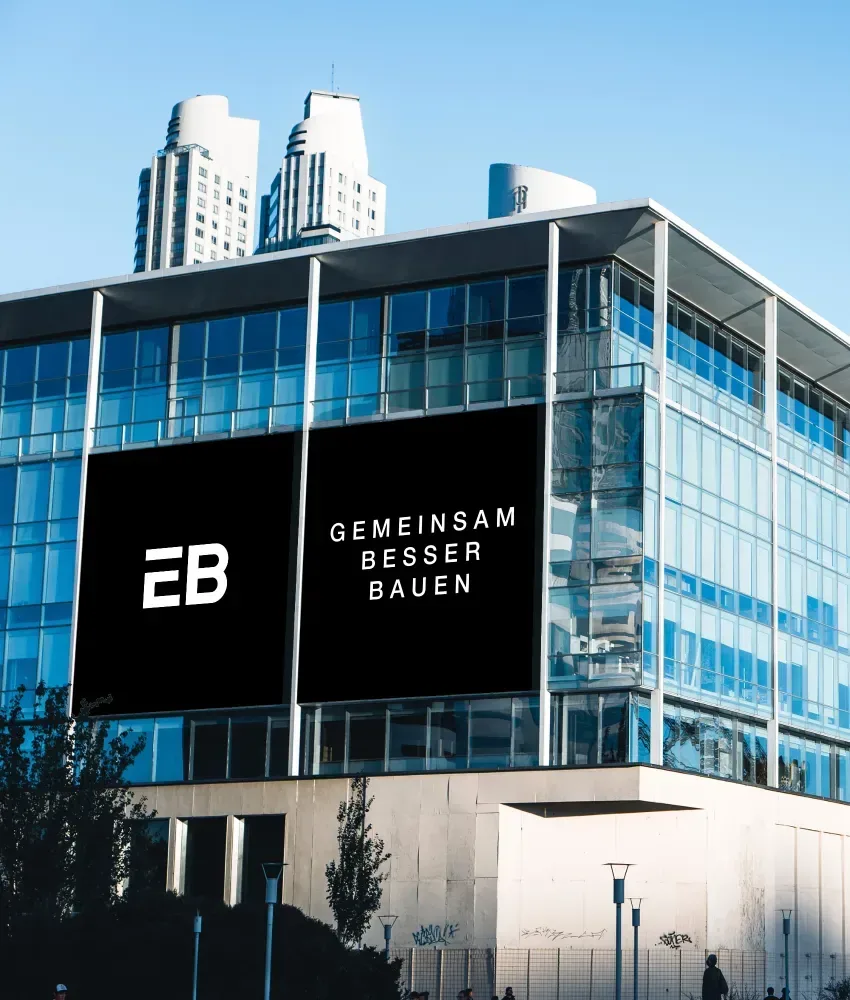 Erben Bau schwarzes Reklameschild an einer Bürogebäude-Glasfassade