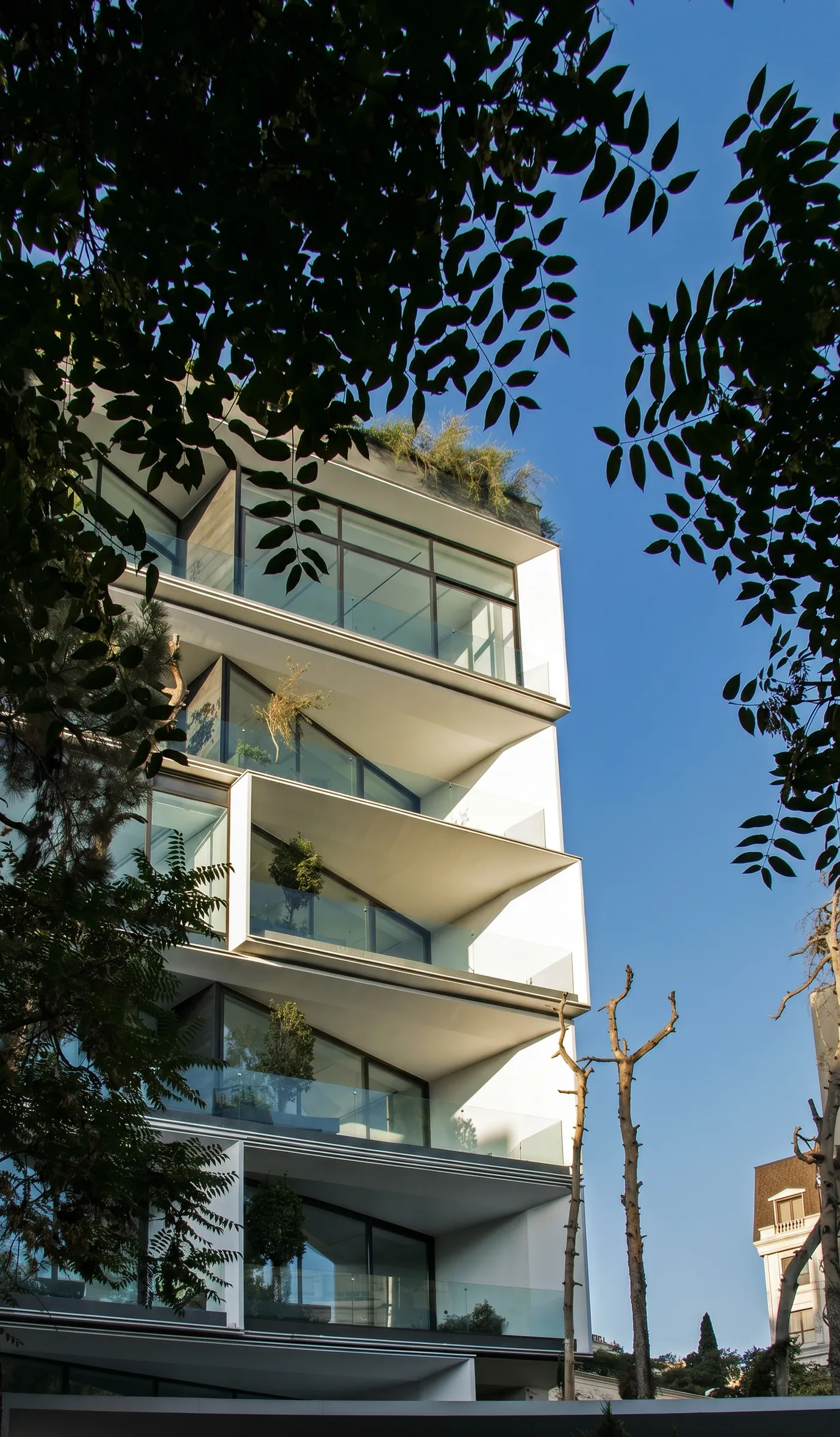 Mehrstöckiges Haus von außen mit Glasfront