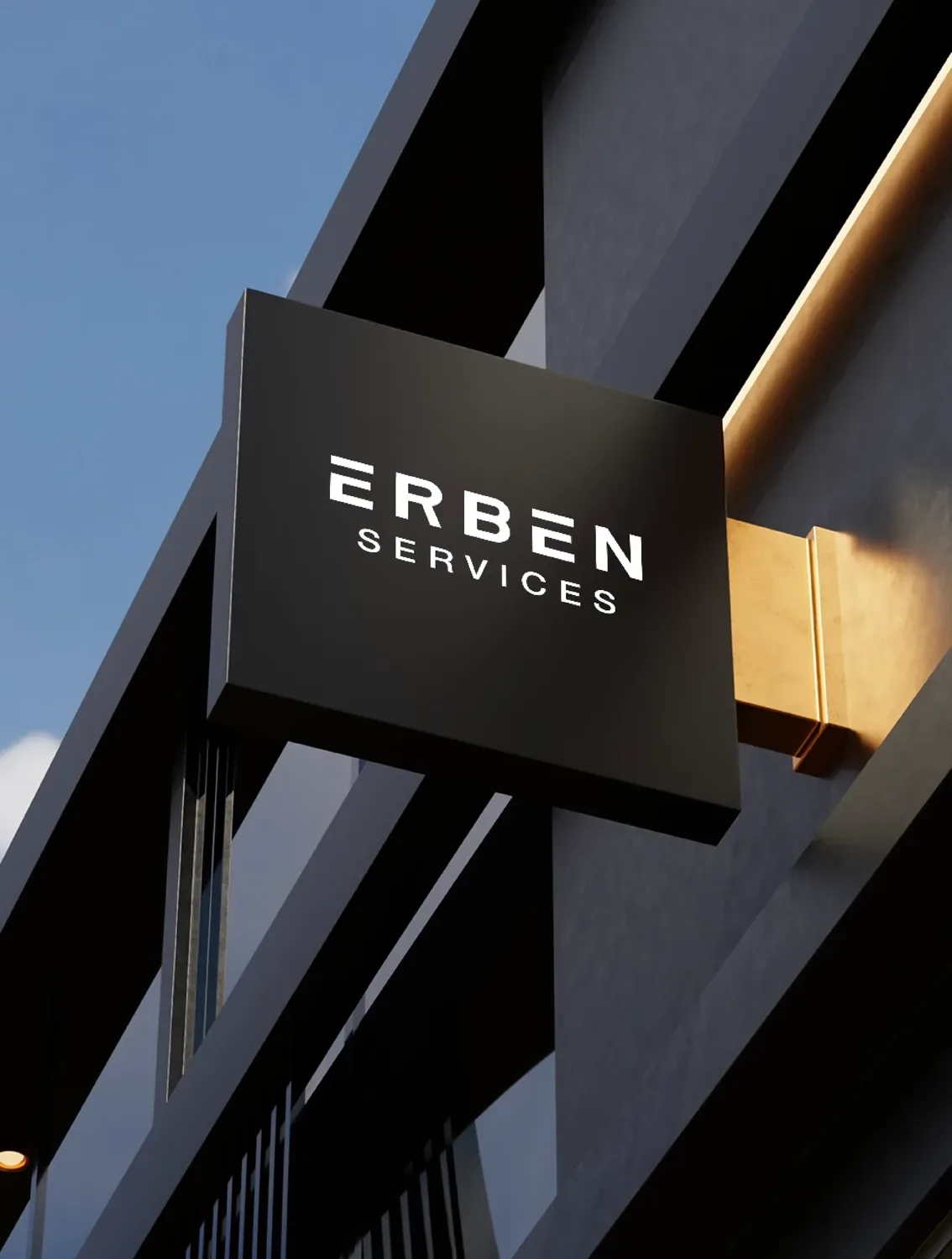 Schwarzes EB-Reklameschild an Hauswand mit Goldschrift