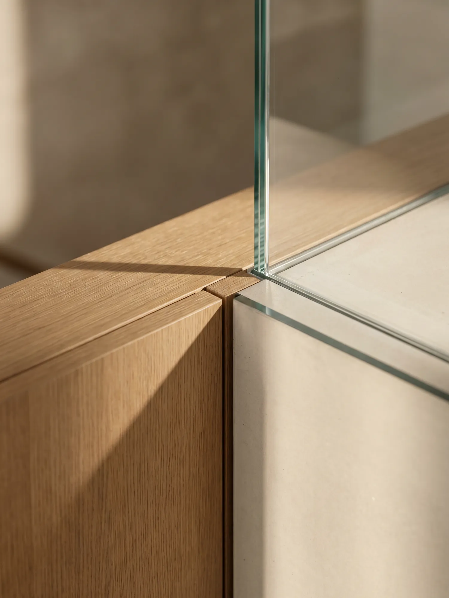 Materialdetail aus Holz, Beton und Glas in warmem Tageslicht