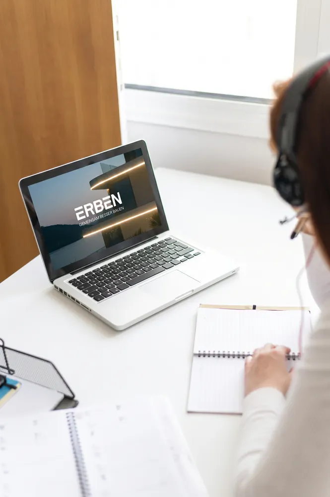 Erben Bau Mitarbeiter am Laptop, Nahaufnahme